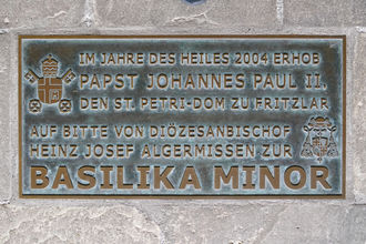Dom zu Fritzlar - Gedenktafel im Paradies zur Basilikaerhebung 2004